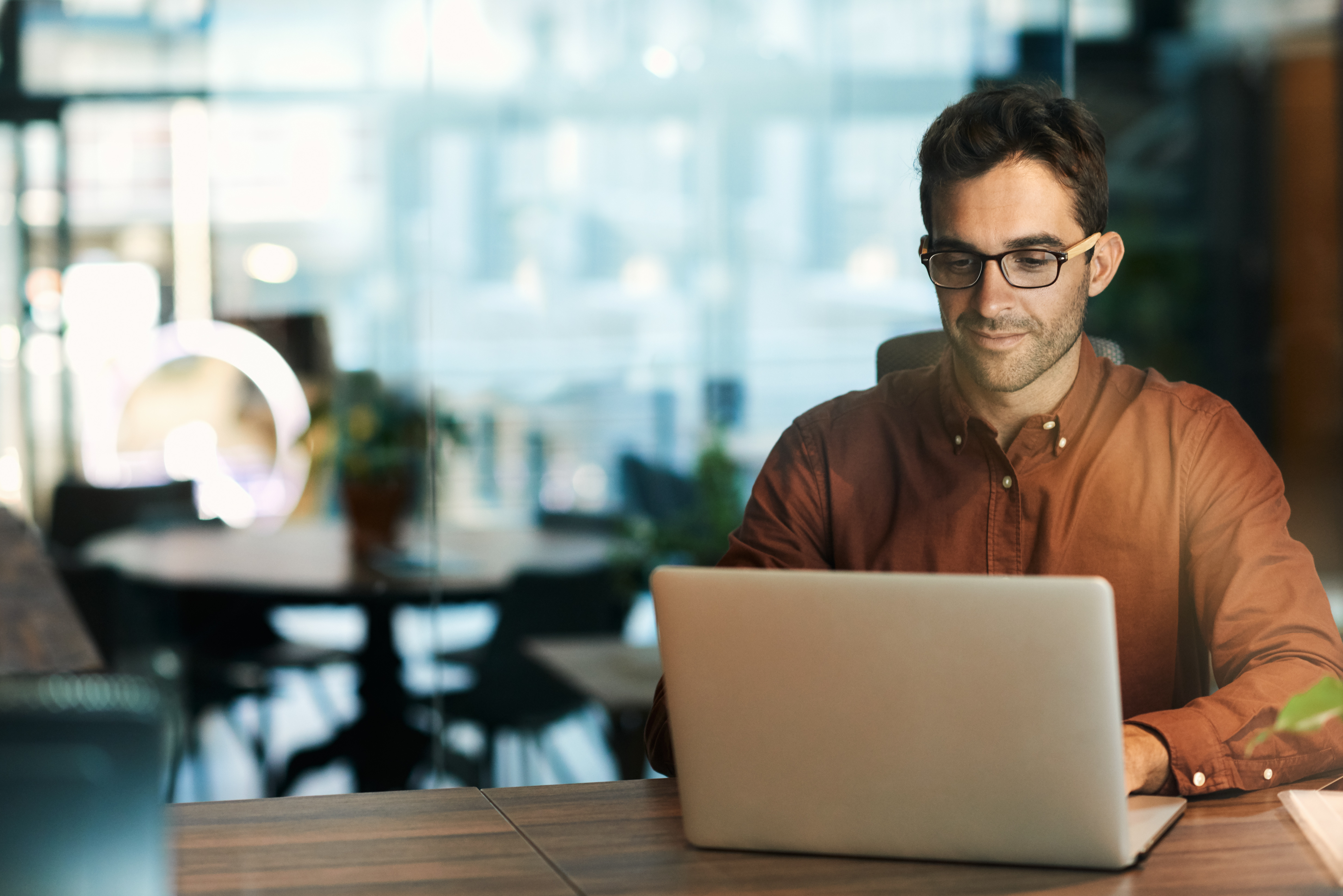 Homem no computador fazendo a primeira fatura com a Invoice Home